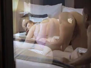 Фигуристая жена получает межрасовый кримпай, пока ее муженек снимает на видео