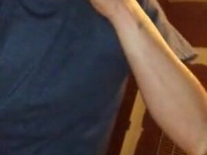 Женушка хуесоска на камеру старательно посасывает маленький хер любимого