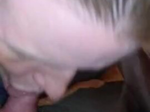 Женушка хуесоска на камеру старательно посасывает маленький хер любимого