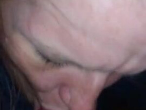 Женушка хуесоска на камеру старательно посасывает маленький хер любимого