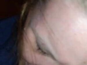 Женушка хуесоска на камеру старательно посасывает маленький хер любимого