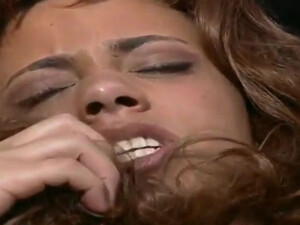 Темнокожий на балконе сделал чужой жене куни и чпокнул её большим хером во все дырки