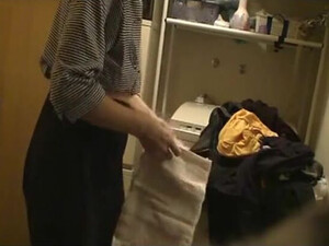 Рогоносец снимает мокренькую лохматку женушки крупным планом и вставляет туда член