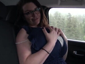 Приятная женщина мнёт в тачке огромные сисяндры и теребит бритую половую щель