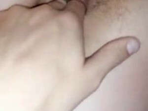 Толстый муженек потрахал губастую письку женушки пальцем и отъебал её до кремпая