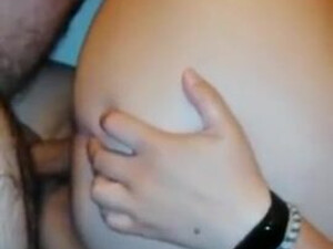 Толстый муженек потрахал губастую письку женушки пальцем и отъебал её до кремпая