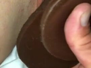 Благоверный чёрным вибратор ебет юную супругу в мокренькую пилотку и снимает на смартфон