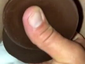 Благоверный чёрным вибратор ебет юную супругу в мокренькую пилотку и снимает на смартфон