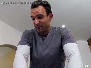 Массажист прет чужую замужнюю женщину на глазах у ее ебаря