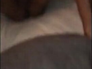 Мулат большим концом чпокнул даму в анальное отверстие и на глазах у муженька кончил ей на письку