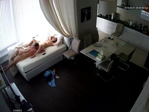 Длинноволосая девченка взяла в ротик у любовника и трахнулась перед скрытой камерой