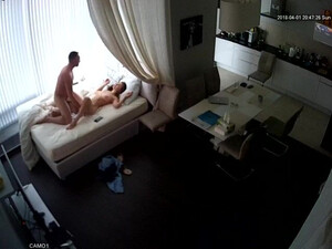 Длинноволосая девченка взяла в ротик у любовника и трахнулась перед скрытой камерой