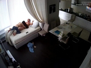 Длинноволосая девченка взяла в ротик у любовника и трахнулась перед скрытой камерой