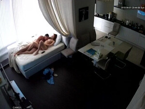 Длинноволосая девченка взяла в ротик у любовника и трахнулась перед скрытой камерой