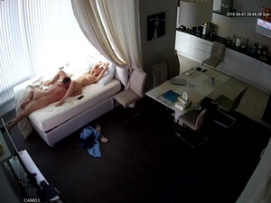 Длинноволосая девченка взяла в ротик у любовника и трахнулась перед скрытой камерой