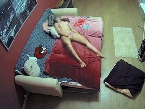 Красотка в трусиках перед скрытой камерой надрачивает на кушетке до оргазма