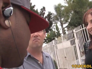 Супруг наблюдает как огромный черномазый с длинным хером шпилит его замужнюю женщину