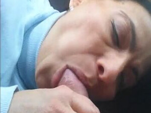 Взрослая баба посасывает конец водителю такси в тачке