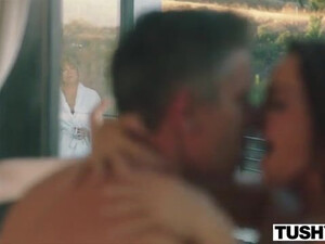 Молодые девчонки ублажают зрелого мужика на отдыхе