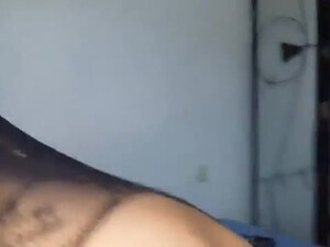 Мужчина на стуле присунул в попку чужой жене и снял перепихон на видео