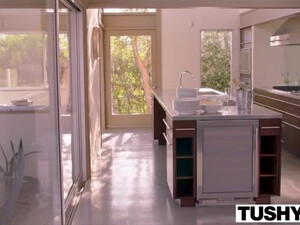 Изменяет молоденькой жене с ее родной сестрой в день свадьбы на диване