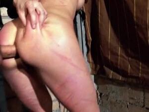 Бородатый бойфренд грубо дрючит покорную замужнюю женщину в ротик и анальное отверстие и кормит её с руки кончой