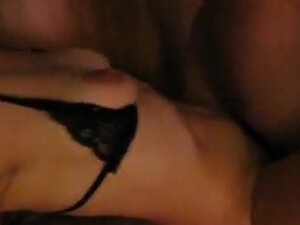 Сексвайф пробует двойное проникновение, а благоверный снимает это