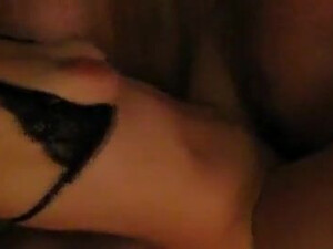 Сексвайф пробует двойное проникновение, а благоверный снимает это