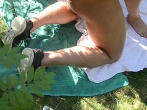 Замужнюю женщину прет толпа парней в парке Москвы