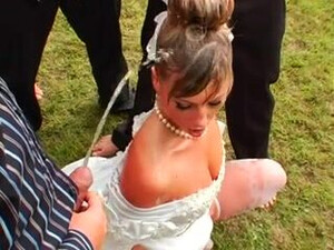 Жесткая ебля невесты толпой на свадьбе