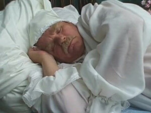 Тетка сношается с любовником рядом со спящим мужем