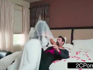 Губастая невеста долбится с другом жениха сразу после свадьбы