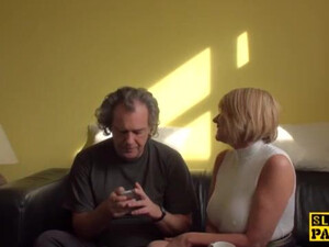 Бойфренд бьет маленькой битой по большой жопе опытной дамы, а потом грубо ее жарит на диванчике