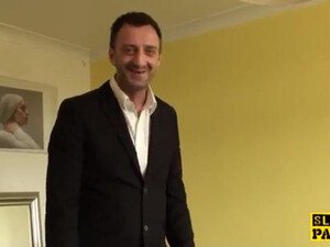 Бойфренд бьет маленькой битой по большой жопе опытной дамы, а потом грубо ее жарит на диванчике