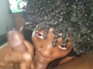 Курчавая негритянка на кушетке сосёт соседу хуек и лижет ему яички