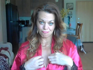 Возбужденная дамочка сама себя трахает в попу и в вагину