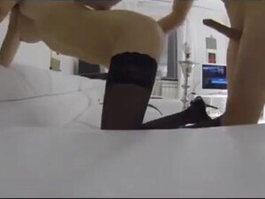 Блонди с худой попкой порется в анал и стонет