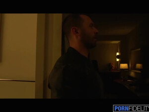 Замужняя блондинка изменяет ебарю жёстким трахом в отеле