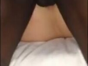 Мулат натягивает писю белой шлюхи на длинный член