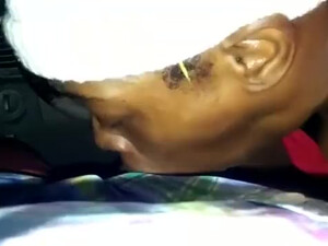 Гвинейская дамочка делает ебарю ебарю минет на переднем сидении авто