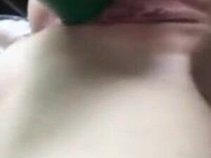 Нимфа с бритой киской мастурбирует дыру вибратором