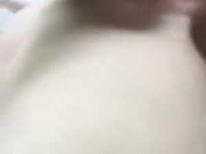 Нимфа с бритой киской мастурбирует дыру вибратором