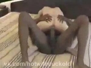 Неверная любимая отсасывает длинный стоячий болт высокому негру