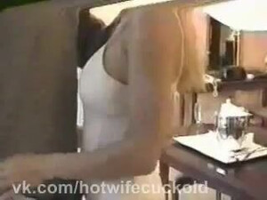 Неверная любимая отсасывает длинный стоячий болт высокому негру