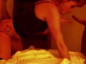 Стоя на четвереньках тёлочка ублажает сразу двух парней