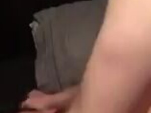 Шалава делает глубокий горловой отсос женатому кобелю