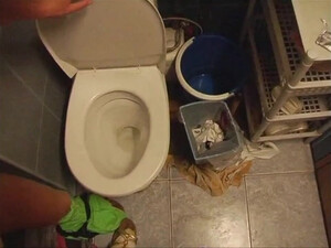 Белокурая Красотка посасывает пенис в туалете