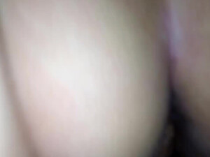 Любовник толстым хером чпокает пизду молоденькой дамы