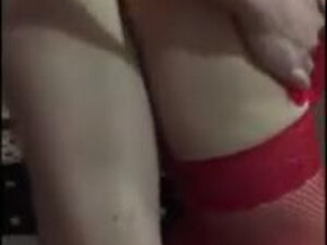 Мужчина трахает в позе раком телку в красном белье