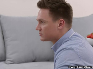 Похотливая вторая половинка соблазняет мужа и дает ему кончить в рот